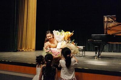 國(guó)際鋼琴家胡雪莎深圳音樂會(huì)圓滿落幕，精湛技藝展現(xiàn)大師風(fēng)采，藝術(shù)場(chǎng)館管理服務(wù)共鑄璀璨夜晚